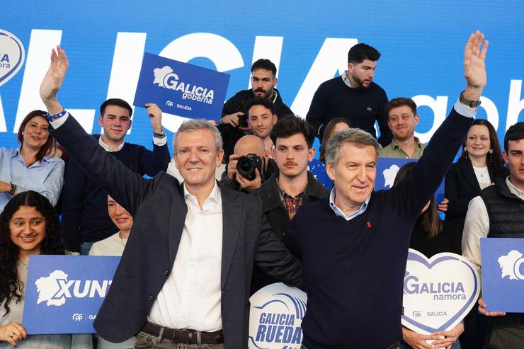 O presidente do PP de Galicia e presidente da Xunta de Galicia, Alfonso Rueda (i), e o presidente do Partido Popular, Alberto Núñez Feijóo (d), durante un acto do PP de Galicia, no Multiusos Fontes do Sar, a 15 de febreiro de 2025, en Santiago.. Álvaro Ballesteros - Europa Press / Europa Press
