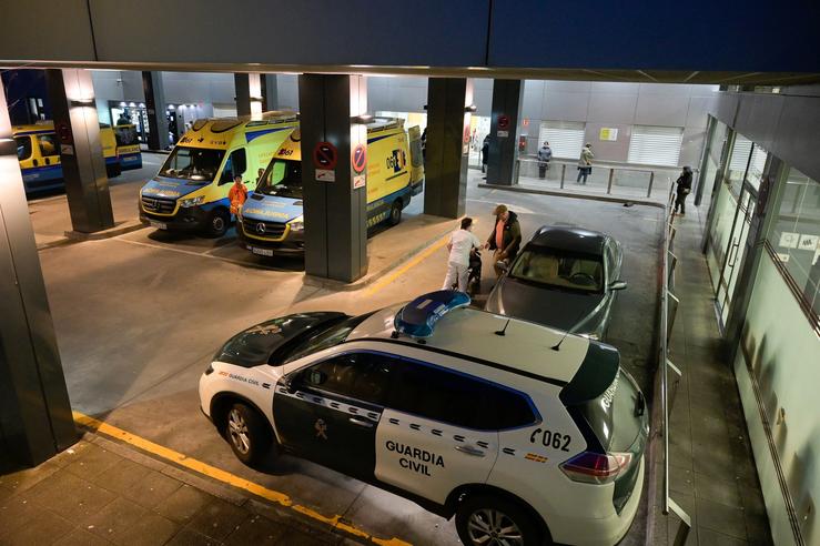 Un vehículo da Garda Civil nas Urxencias do Complexo Hospitalario Universitario da Coruña, a 3 de febreiro de 2025, na Coruña / M. Dylan