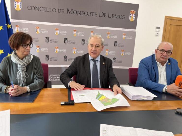 Presentación do proxecto no Concello de Monforte. Gloria Prada (Tenente de Alcalde), José Tomé (Alcalde)e José Luis Losada (Concelleiro). Foto: Prensa Concello.,e 