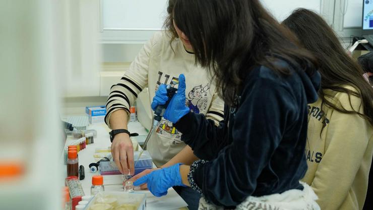 Grupo de nenas celebran na UVigo o Día da Muller na Ciencia / remitida
