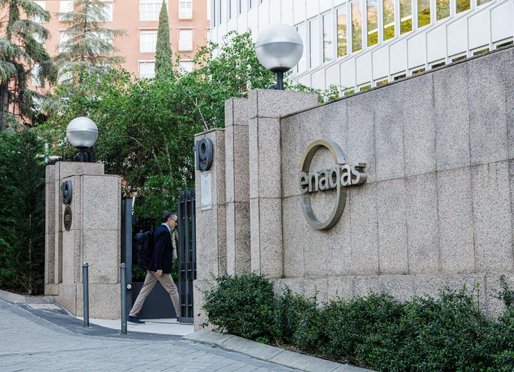 Arquivo - Un home pasa pola entrada da sede de Enagás, a 25 de abril de 2023, en Madrid (España). Enagás rexistrou un beneficio neto de 54,6 millóns de euros no primeiro trimestre do ano, o que representa unha caída do 21,2% con respecto aos 6. Carlos Luján - Europa Press - Arquivo / Europa Press