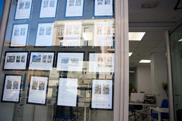 Arquivo - Anuncios de pisos en venda nunha inmobiliaria, a 13 de abril de 2024, en Madrid (España).. Jesús Hellín - Europa Press - Arquivo / Europa Press