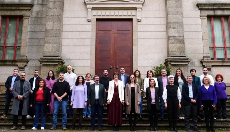 Foto de familia do BNG na escalinata do Parlamento de Galicia.. BNG / Europa Press