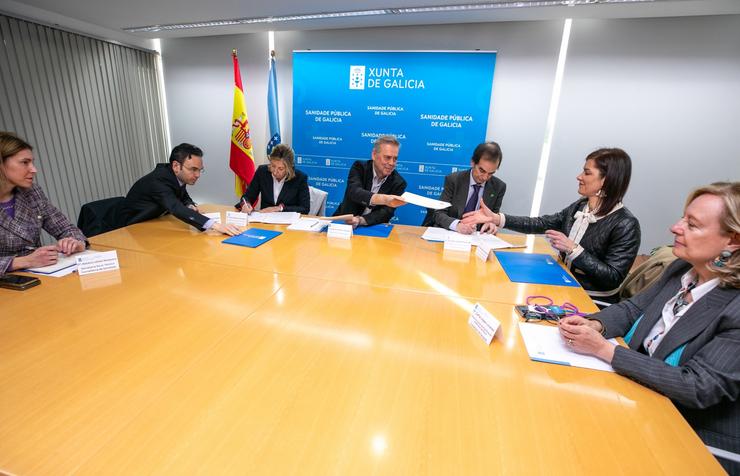 O conselleiro de Sanidade, Antonio Gómez Caamaño, firma cos colexios de farmacia un convenio para establecer un sistema de renovación urxente de medicamentos / XUNTA