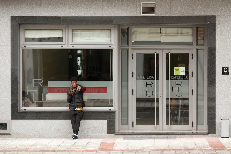 Un migrante na rúa, a 20 de setembro de 2024, en Monterroso / Carlos Castro