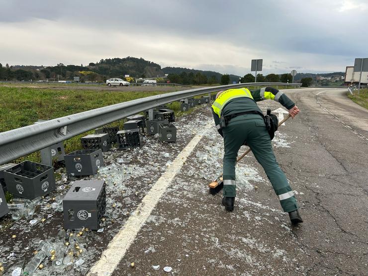 A perda da mercadoría dun camión que transportaba auga curta durante unha hora a A-52 en San Cibrao das Viñas. GARDA CIVIL / Europa Press