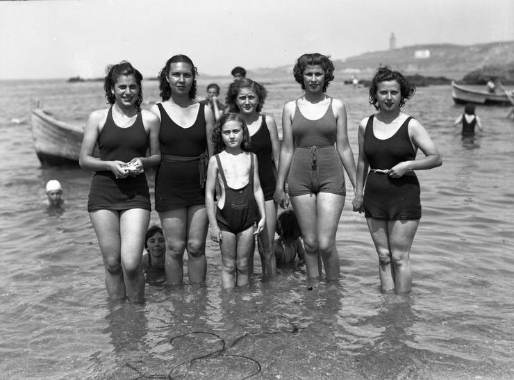 Bañistas en Riazor arredor dos anos 40. A primeira e a terceira pola esquera son Carmen e María, fillas do fotógrafo / COLECCIÓN FRANCISCO PILLADO (ARAG)