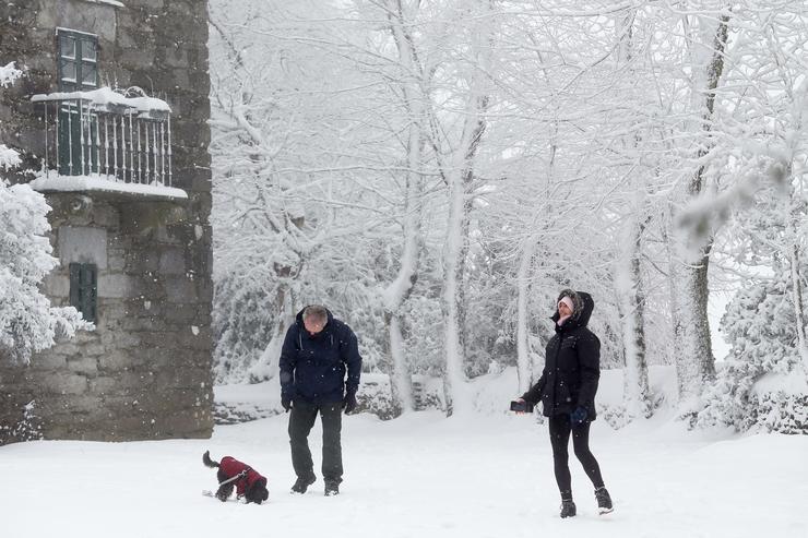 Arquivo - Varias persoas gozan da neve, a 9 de decembro de 2024, en Pedrafita do Cebreiro, Lugo, Galicia (España).. Carlos Castro - Europa Press - Arquivo / Europa Press