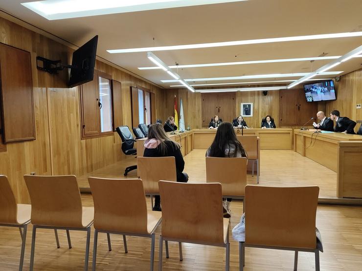 Unha nai e a súa filla que detidas en Viveiro e sentadas no banco acusadas de tráfico de drogas / Europa Press