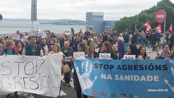 Persoal sanitario secunda unha nova concentración ante o Chuac. COMISIÓN DE CENTRO / Europa Press