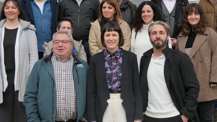 A portavoz nacional do BNG, Ana Pontón, co novo alcalde de Vilar de Santos, Rubén Colmenero (der.), e o seu predecesor Manuel Muñiz (esq.) / BNG