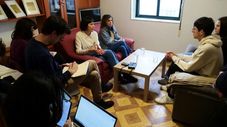 A portavoz nacional do BNG, Ana Pontón, e a deputada Alexandra Fernández con dous novos estudantes no seu piso de Santiago para falar sobre a situación do mercado de aluguer / BNG