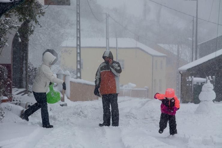 Tres persoas nunha vía nevada /  Carlos Castro - Europa Press