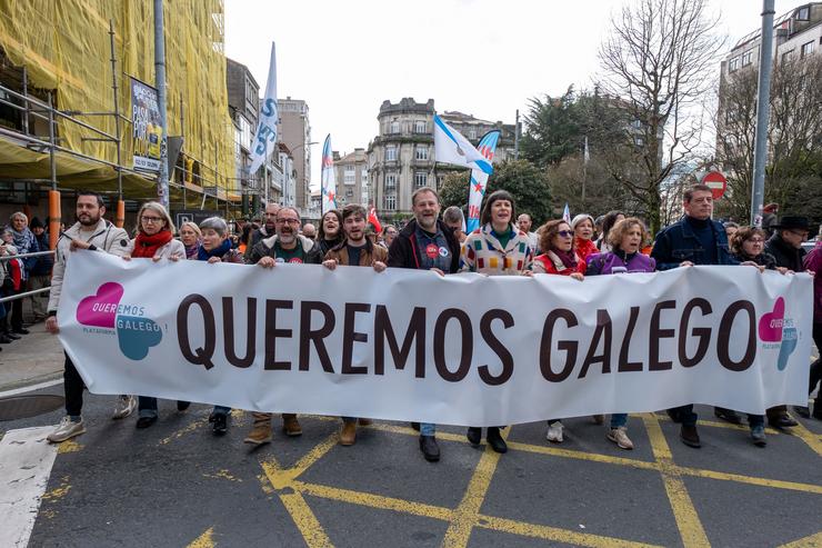 A portavoz nacional do BNG, Ana Pontón (c), e o secretario xeral do PSOE de Galicia, José Ramón Gómez Besteiro (3d), durante unha manifestación pola situación da lingua galega, a 23 de febreiro de 2025, en Santiago de Compostela, A Coruña, Galic. César Arxina - Europa Press / Europa Press