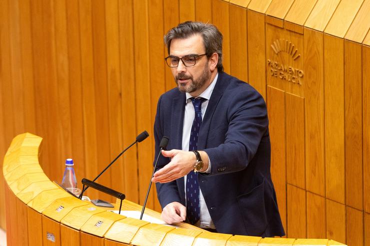 O conselleiro de Presidencia, Xustiza e Deportes, Diego Calvo, nunha intervención no Parlamento galego.. XUNTA / Europa Press