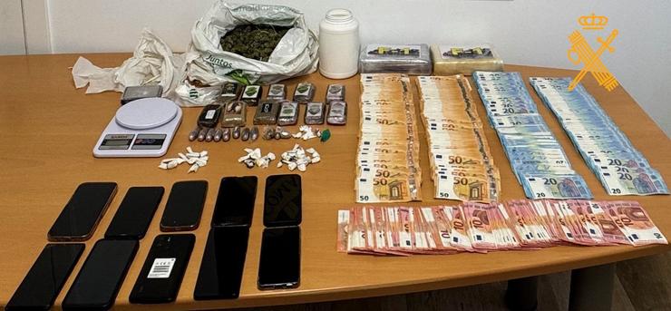 Obxectos e sustancias intervidas na operación na que foron detidas 7 persoas tras interceptar en Galicia unha entrega de 2 quilos de cocaína procedente de Sevilla. GARDA CIVIL / Europa Press