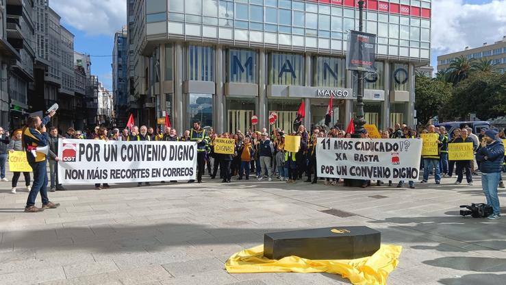 Traballadores e traballadoras de Correos, concentrados na zona Obelisco da Coruña / Europa Press