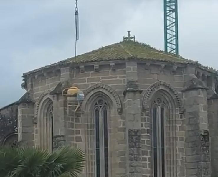 Formigoneira suspendida no aire fronte á Igrexa de Santa María do Azogue en Betanzos