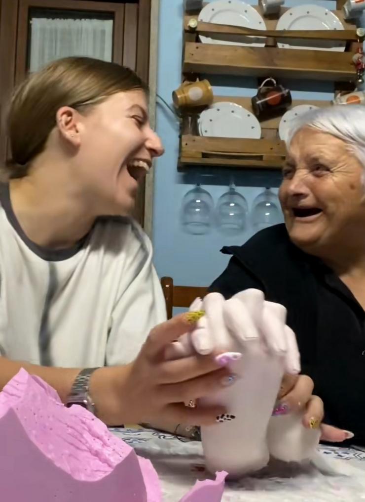 Nagore e Celia, avoa e neta, están revolucionando as redes sociais / Tik Tok @yellow_lion__