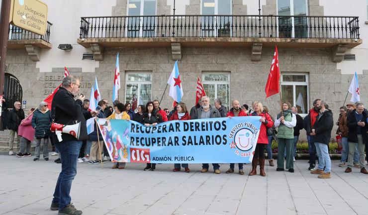 Delegadas e delegados da CIG nas Administracións Públicas, concentrados ante a Delegación do Goberno, na Coruña. CIG / Europa Press