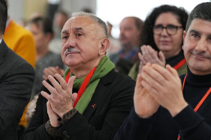 O secretario xeral de UXT, Pepe Álvarez, aplaude durante a clausúraa do 14º Congreso UXT Galicia, a 27 de febreiro de 2025, en Santiago de Compostela, A Coruña, Galicia (España). UXT Galicia celebrou onte e hoxe o seu 14º Congreso Nacional. Durante o enc. Álvaro Ballesteros - Europa Press / Europa Press