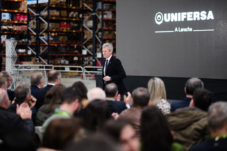 O presidente da Xunta, Alfonso Rueda, durante a súa visita ao novo centro loxístico de Unifersa /  DAVID CABEZON @ XUNTA 