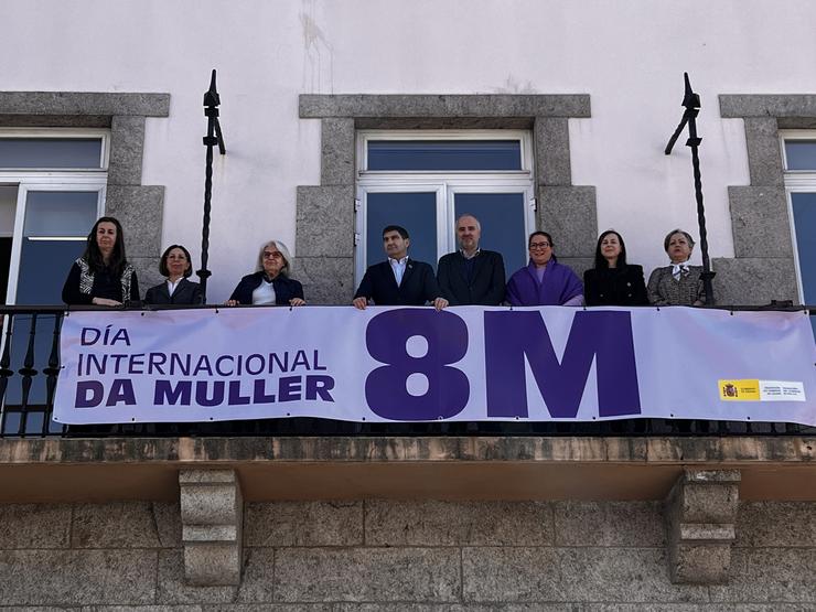 Despregamento dunha pancarta na Delegación do Goberno con motivo dos actos do 8M. DELEGACIÓN DO GOBERNO EN GALICIA