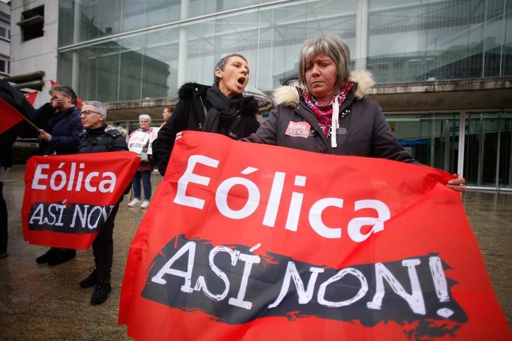 Varias persoas durante unha concentración en defensa da montaña, fronte ao edificio da Xunta, a 10 de decembro de 2023, en Lugo / Carlos Castro - Arquivo