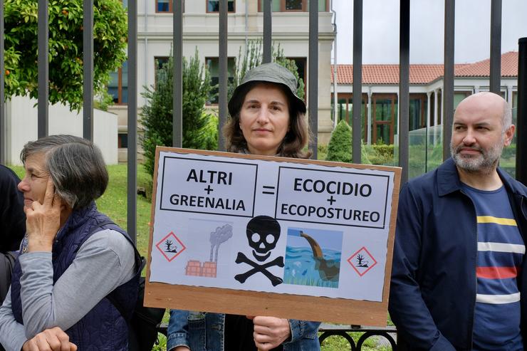 Varias persoas durante unha nova protesta contra a empresa de celulosa Altri, na porta principal da Xunta / César Argina
