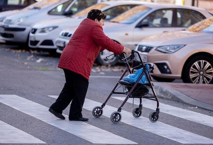 Unha persoa camiña cun andador, a 26 de decembro de 2024, en Madrid / Eduardo Parra - Arquivo