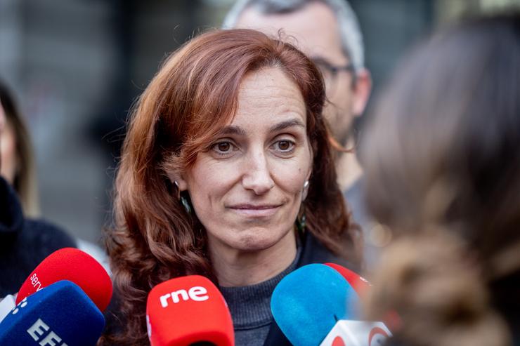 A ministra de Sanidade, Mónica García, atende aos medios de comunicación antes do comezo das probas de acceso, no Ministerio de Sanidade, a 25 de xaneiro de 2025, en Madrid / Ricardo Rubio - Arquivo