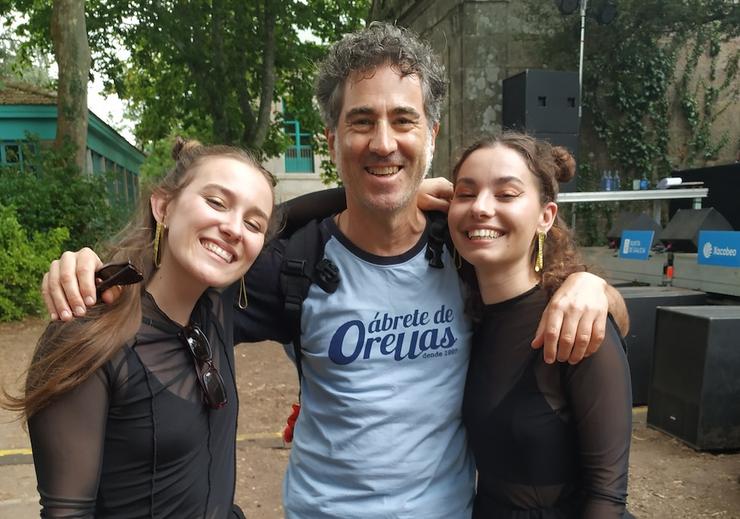 O locutor Pepe Cunha con Fillas de Casandra / XdC