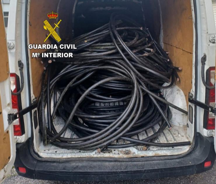 Detidos dous homes aos que lles interviñeron unha tonelada de cable de cobre roubado en Maceda / GARDA CIVIL