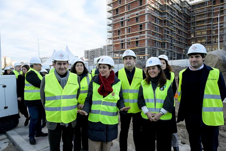 A ministra de Vivenda, Isabel Rodríguez, e a alcaldesa da Coruña, Inés Rey, xunto a outras autoridades nunha visita a unha promoción de vivenda pública en Xuxán / M. Dylan - Arquivo