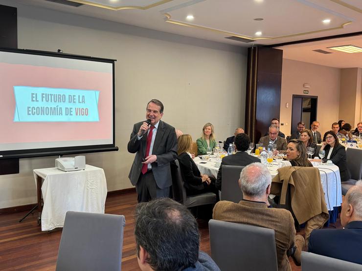 O alcalde de Vigo, Abel Caballero, nun almorzo coloquio con empresarios sobre o futuro económico da cidade, a 5 de febreiro de 2025.. CONCELLO DE VIGO / Europa Press
