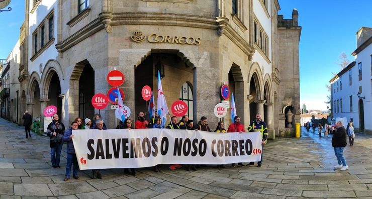 Protesta ante a sede de correos da capital galega / CIG