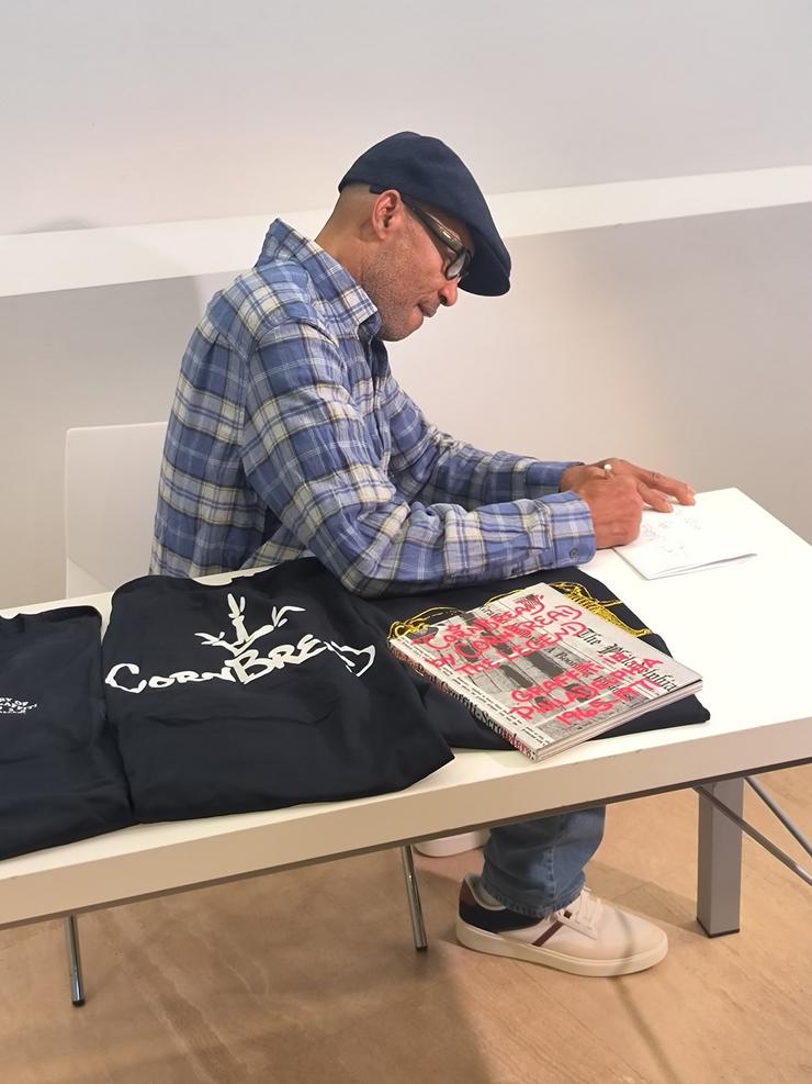 Cornbread, considerado o primeiro grafitero do mundo, firma antes de dar unha conferencia na Cidade da Cultura, en Santiago de Compostela / Europa Press
