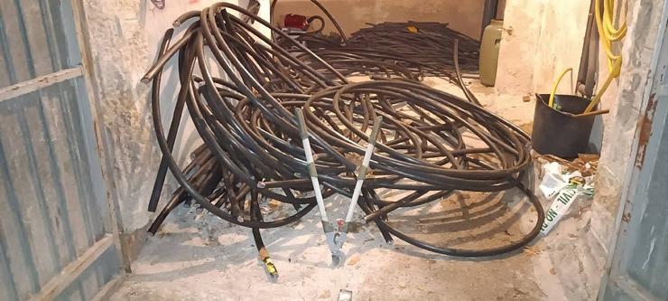 Detido un veciño de Verín tras ser sorprendido mentres roubaba 240 metros de cable telefónico na procura de cobre / GARDA CIVIL