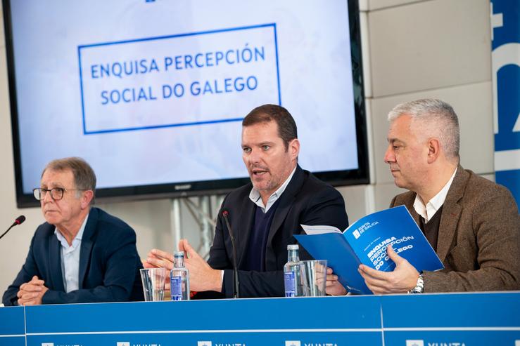 O conselleiro de Lingua, José López Campos; o secretario xeral de Lingua, Valentín García; e o coordinador do Plan xeral de normalización dá lingua galega, Manuel González na presentación da enquisa de percepción social do galego en Santiago / XUNTA DE GALICIA