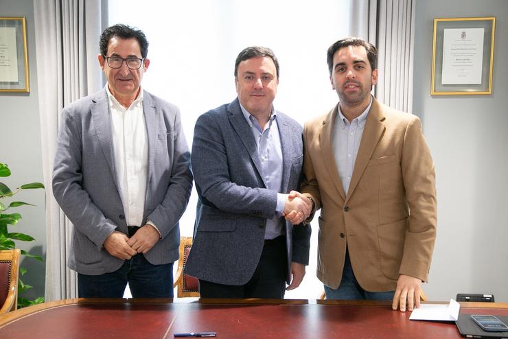Firma do convenio Vía Verde Compostela. DEPUTACIÓN DA CORUÑA