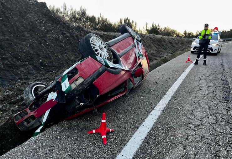 Vehículo envorcado na OU-310 ao seu paso por Verín / GARDA CIVIL DE OURENSE