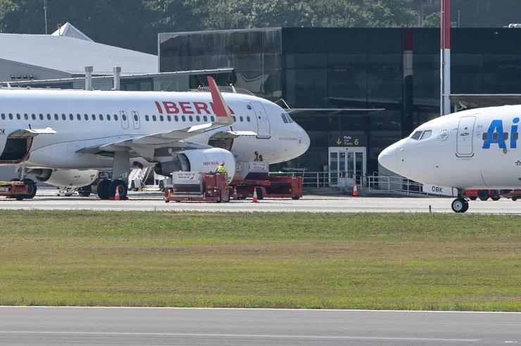 Avión de Iberia no aeroporto de Alvedro / M. Dylan - Arquivo