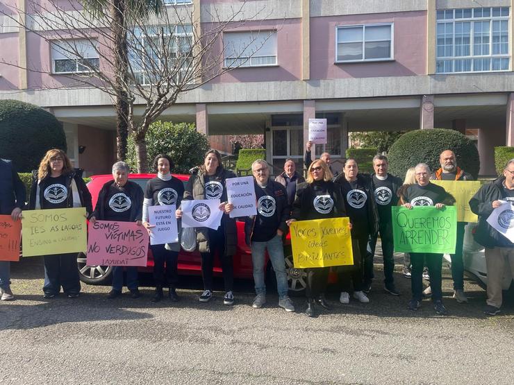 Protesta de pais contra unha profesora de Matemáticas ante o IES As Lagoas de Ourense. / Europa Press