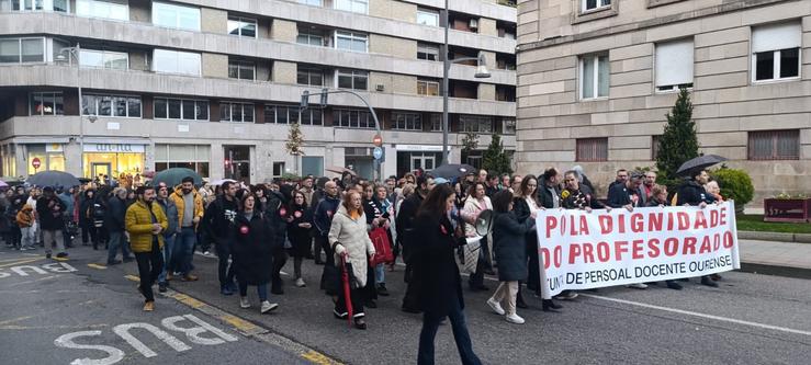 Profesores saen á rúa en Ourense contra o "desprezo" á súa profesión e en apoio á súa compañeira do IES As Lagoas.. CIG / Europa Press