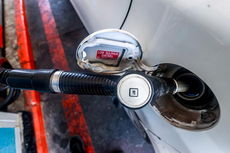 Un coche enchendo carburante nunha gasolineira /  Ricardo Rubio 
