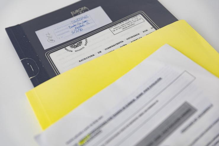 Arquivo - Documentación para a firma dunha hipoteca, a 15 de marzo de 2023, en Madrid (España). O Euribor a 12 meses, o índice ao que están referenciadas a maioría de hipotecas variables en España, caeu onte ao 3,509% na súa taxa diaria, aínda que a t. Europa Press - Arquivo 