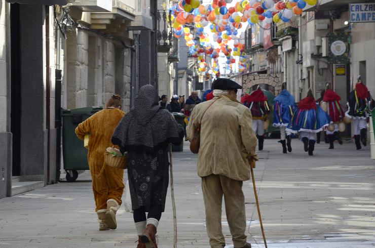 Arquivo - Varias persoas asisten ao desfile de charangas na celebración do Domingo de Piñata, durante a celebración do Entroido de Xinzo de limia, a 26 de febreiro de 2023, en Xinzo de Limia, Ourense, Galicia, (España). As Festas do Entroido de X. Rosa Veiga - Europa Press - Arquivo / Europa Press