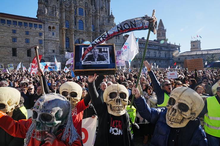 Arquivo - Centos de persoas durante unha nova protesta contra a empresa de celulosa Altri, a 15 de decembro de 2024, en Santiago de Compostela / Álvaro Ballesteros