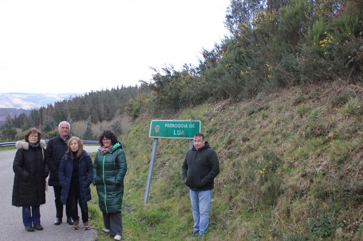 A deputada no Parlamento Galego Montse Valcárcel visitou os montes de piñeiros das parroquias de Valonga e Lúa, en Pol (Lugo), afectados pola enfermidade das bandas. BNG / Europa Press