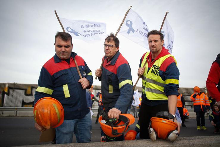 Arquivo - Varias persoas durante unha protesta de traballadores de Alcoa, a 23 de novembro de 2024, en Ribadeo, Lugo, Galicia (España). Unha protesta de centos de traballadores de Alcoa San Cibrao cortou durante uns minutos a autovía A-8 á altura. Carlos Castro - Europa Press - Arquivo / Europa Press